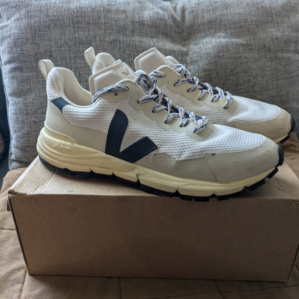 Women's Veja Dekkan gently used